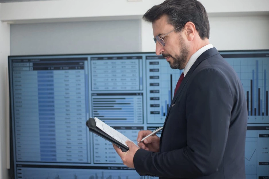 Nowoczesne biuro analityczne z wykresami danych na ekranach.